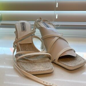 White Steve Madden Heels Size US10. Never worn, just tried on. Cute spring shoe.